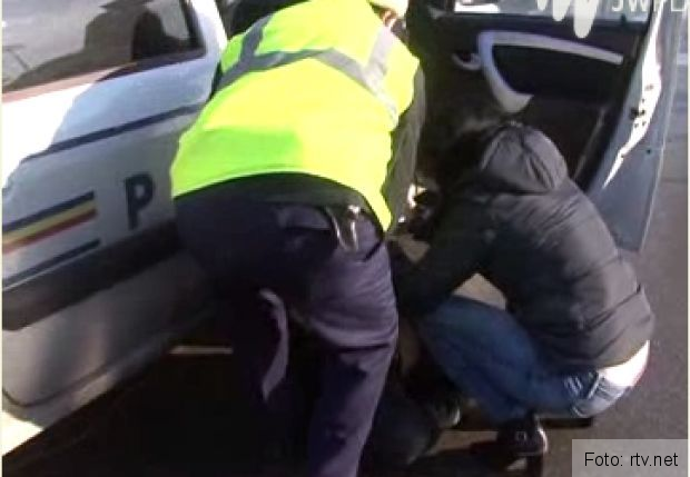 O şoferiţă a leşinat în faţa poliţiştilor, după ce a lovit o femeie, pe „zebră” 1 soferitalesinata_2.jpg