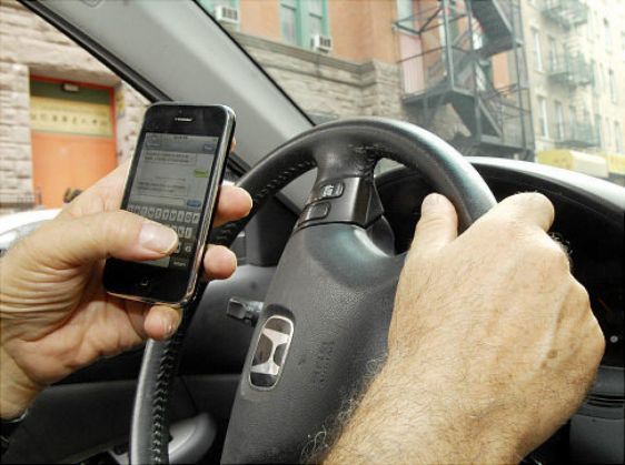 Vorbitul la telefon în timpul şofatului, un fenomen scăpat de sub control. Cea mai răspândită cauză a accidentelor în trafic 1 telefon si volan_202414.jpg
