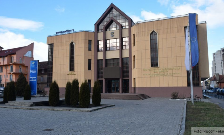 ULTIMA ORĂ. Studenții brașoveni fac noi DEZVĂLUIRI: Polițistul Cojocaru Teodor a agasat studentele și a cerut să intre în camerele acestora pentru „a face cunoștință” 1 aula.jpg