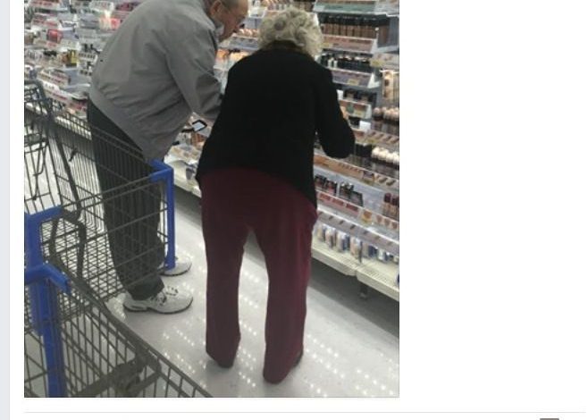 Emoţionant. Un bătrân şi-a ajutat soţia să cumpere produse cosmetice! Fotografia a devenit virală! 1 batranifb2.jpg