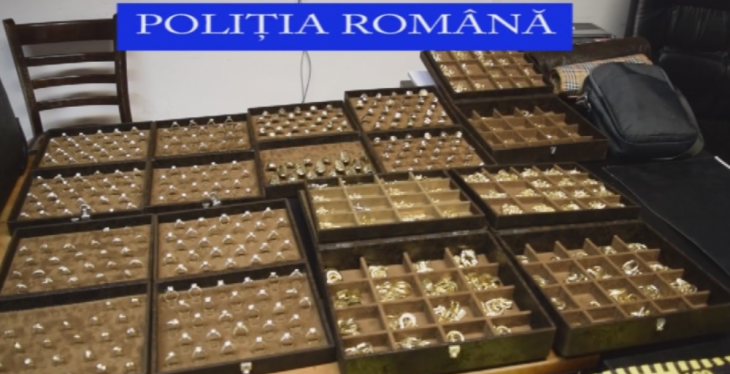 Bijuterii din aur în valoare de peste 1 milion de lei, confiscate în urma unui control în trafic (FOTO) 1 bijuterii politie 2_205233.png