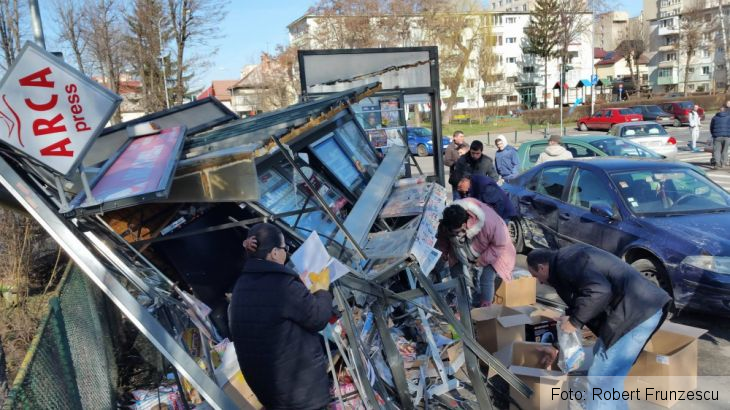 Update. BRAŞOV. Două maşini au fost implicate în accidentul de la Complexul Mare! 1 chiosc3_205779.jpg