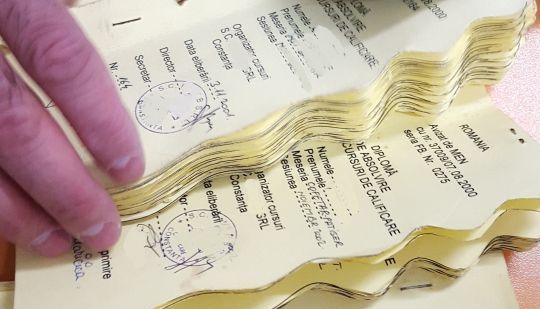 Diplome falsificate contra cost! Anchetatorii au efectuat 23 de percheziţii 1 diplome.jpg