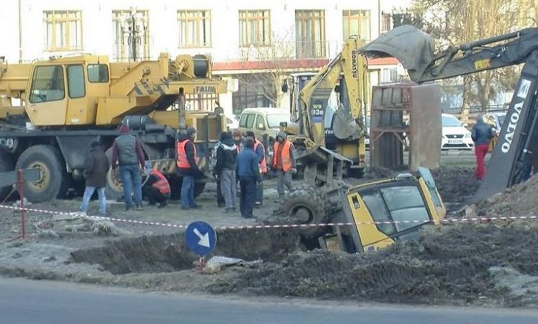 BRAŞOV. Excavator căzut într-o groapă, în sensul giratoriu 1 excavatorfagaras.jpg
