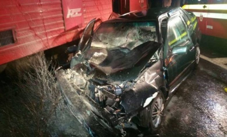 Accident pe CALEA FERATĂ! O maşină a fost spulberată de tren, după un derapaj (FOTO) 1 masinatren.jpg