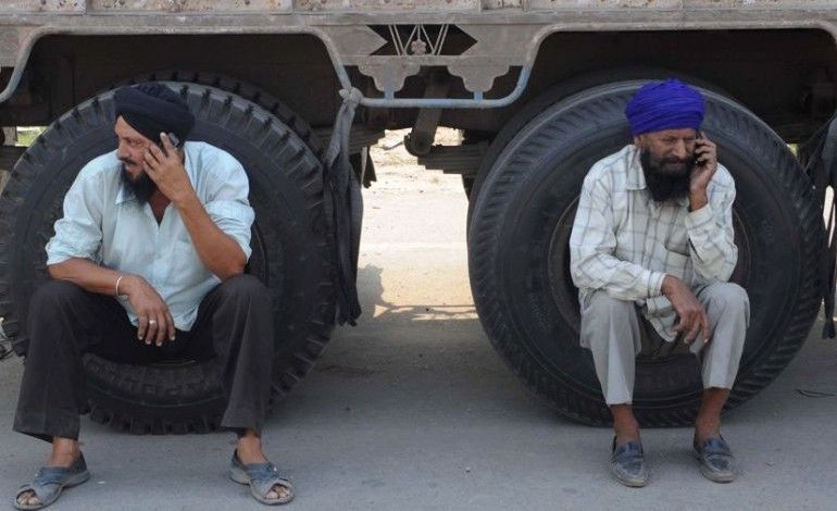 people-phone-770x472.jpeg