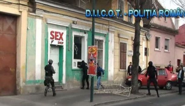 Exclusiv. Patronul unui Sex Shop din Brașov și fiul său, condamnați pentru comercializare de etnobotanice 1 perchezitiisexshop.jpg