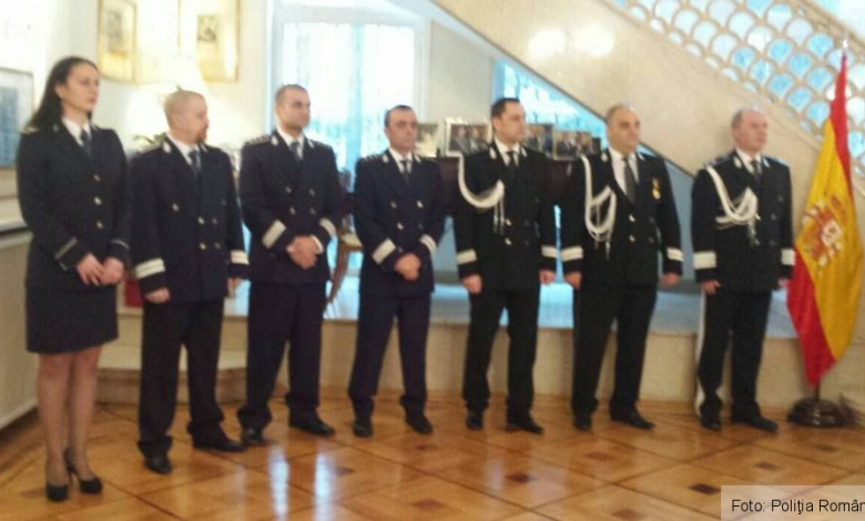 Poliţişti români decoraţi pentru prinderea unui individ suspectat, în Spania, de dublu asasinat 1 politistidecorati.jpg