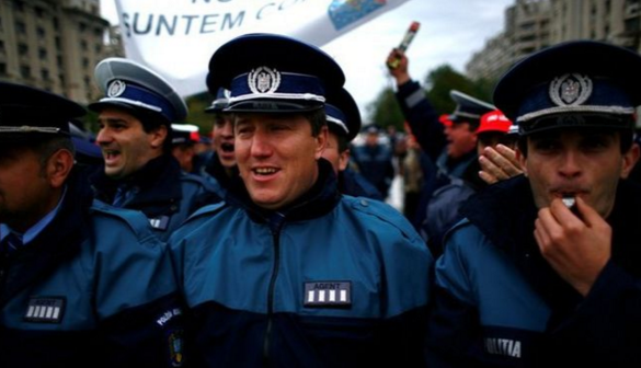 BRAȘOV. Peste 900 de oameni și-au anunțat prezența la protestul de astăzi din fața IPJ Brașov . LIVE TEXT de la ora 13:00 1 protestpoliiti.png