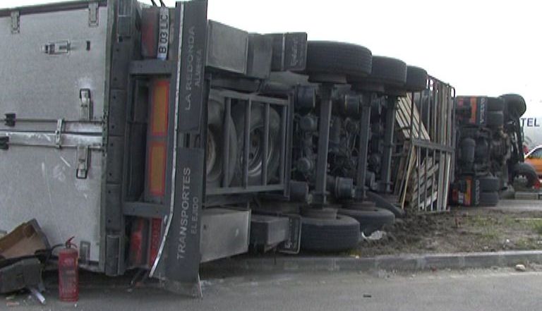 Atenţionare Infotrafic. Un TIR încărcat cu sodă caustică s-a răsturnat pe şosea! 1 tirrasturnat1.jpg