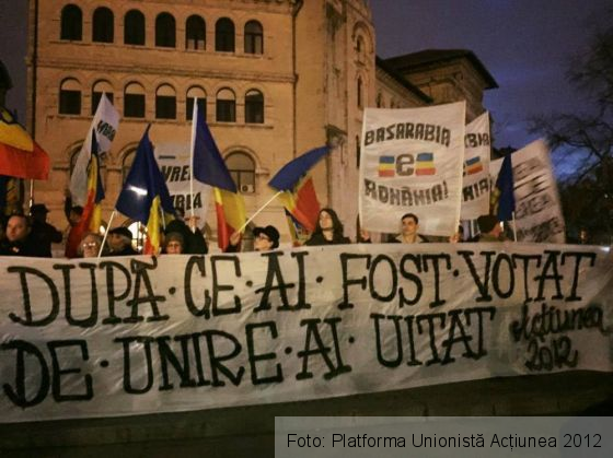 Flash-mob în faţa Palatului Cotroceni... cu scaun de acasă 1 unire rep 1_205639.jpg