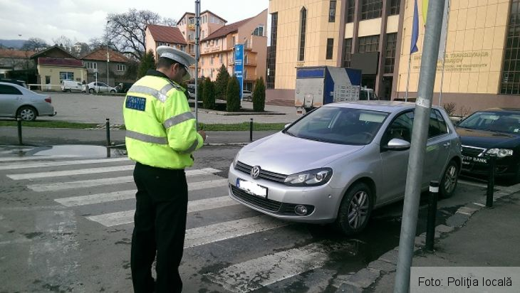 BRAŞOV. Aproape 1.000 de şoferi au fost amendaţi pentru parcare pe trecerile de pietoni. GALERIE FOTO 1 2_206990.jpg