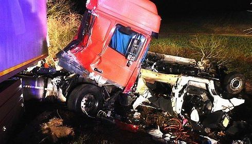 12 pasageri MORŢI, după ce un microbuz a intrat în coliziune cu un autotren 1 accidentfranta_3.jpg