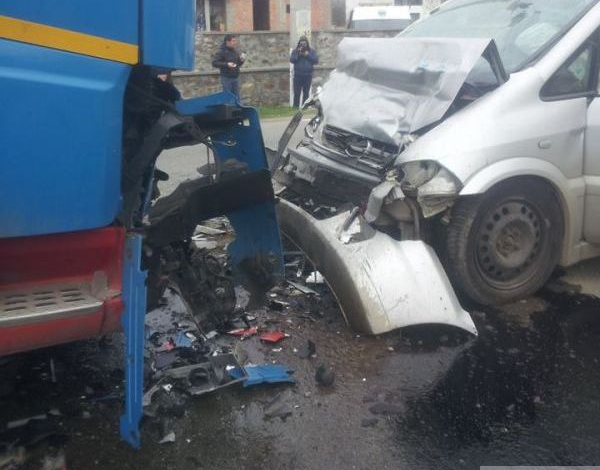 Şofer mort după ce a intrat cu maşina în TIR-ul condus de un braşovean (FOTO) 1 accidentmortal3.jpg