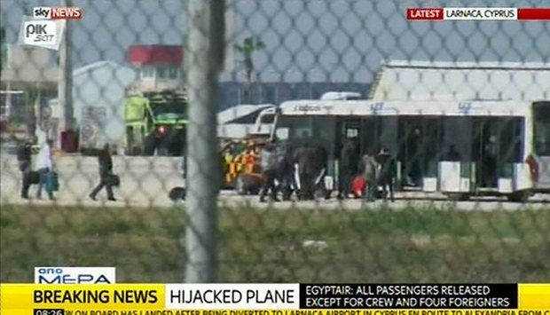 UPDATE. Bărbatul care a deturnat avionul vrea să stea de vorbă cu fosta soţie 1 avion_12.jpg