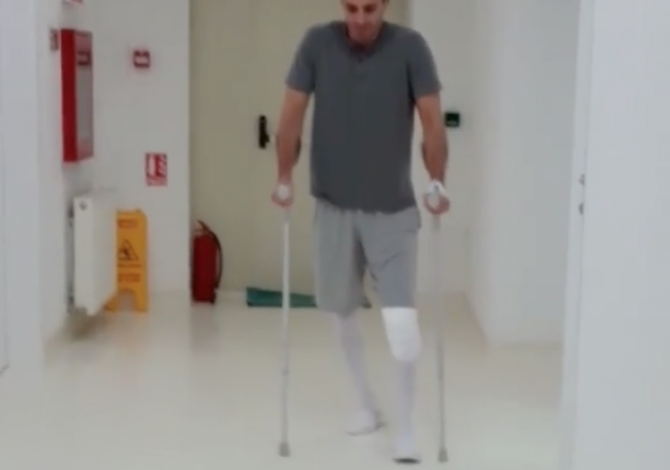 Mircea Badea, în cârje 1 badeacarje.png