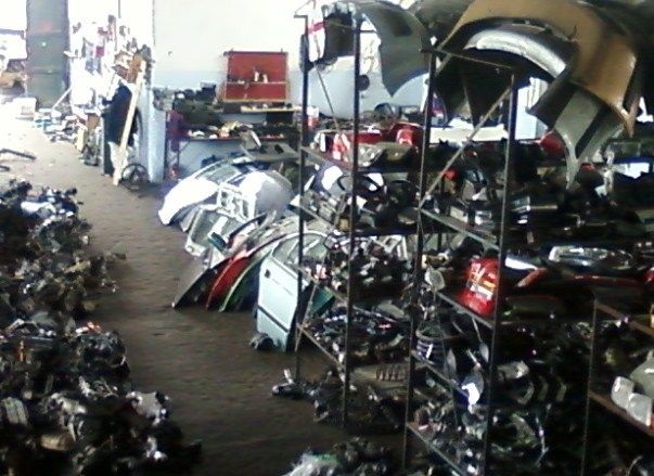 Autoturism dezmembrat la un centru din Braşov. Doi bărbaţi sunt cercetăţi pentru înşelăciune privind asigurările 1 centrudezmembrari.jpg