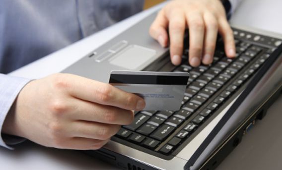 Românii au făcut plăți de 1,8 miliarde de euro pentru cumpărăturile online, în 2016 1 comertonline.jpg
