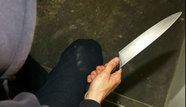 Exclusiv. BRAŞOV. Tâlharul care a pus cuţitul la gâtul unui taximetrist şi-a primit condamnarea în primă instanţă 1 cutit3.jpg