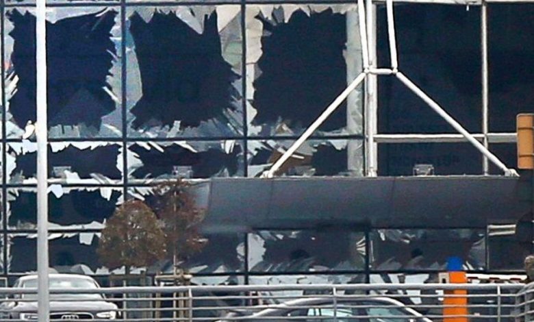 Update. Trei bombe au fost introduse de atentatori pe aeroportul din Bruxelles 1 explozieaeroport1.jpg