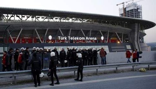 SPAIMĂ LA ISTANBUL. Derby-ul Galata - Fener nu s-a mai jucat!!! 1 galata_2.jpg
