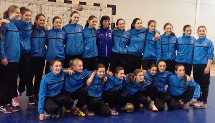 BRAȘOV. Micile handbaliste de la Corona și CSȘ Dinamo Brașov s-au calificat la truneul semifinal 1 junioareiv.jpg