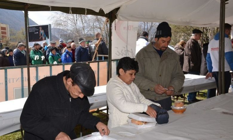 BRAŞOV. Fundaţia „Transilvania Expres” pregăteşte ediţia a II-a a acţiunii „Şi ei sunt ai noştri” 1 masapasti366.jpg
