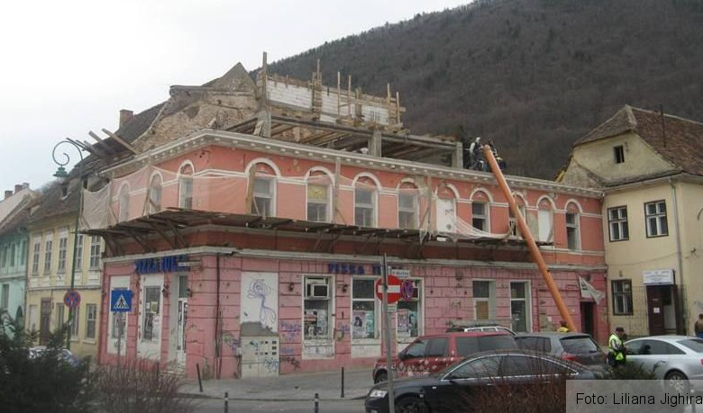BRAŞOV. Reparaţiile la acoperişul unei clădiri de pe str. Nicolae Bălcescu au făcut două victime 1 pizzaiulialucrari2.jpg