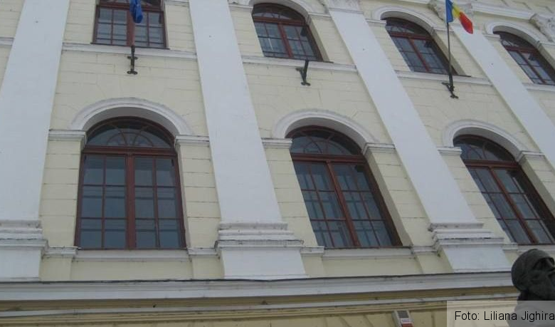 BRAȘOV. Magistratul Cristi Danileţ le predă liceenilor 1 saguna.jpg