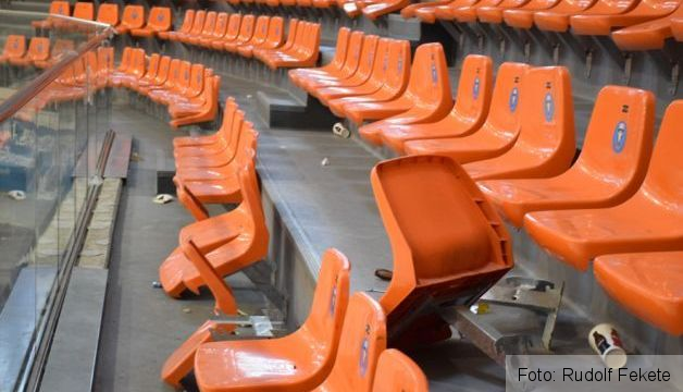 BRAȘOV. Incidente la finala Cupei României la hochei pe gheață. Fanii steliști au rupt scaune în peluza Patinoarului „Olimpic”. Un suporter a ajuns la spital după ce a căzut din tribună 1 scaunerupte.jpg