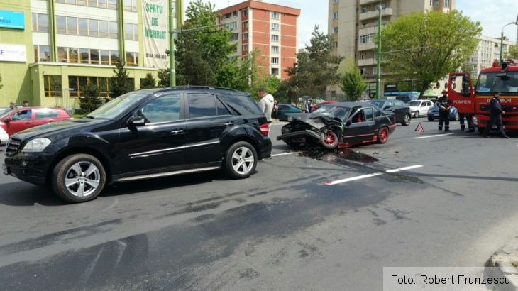 BRAȘOV. Accident în centrul orașului, pe Bulevardul Mihail Kogălniceanu. GALERIE FOTO 1 1_210870.jpg