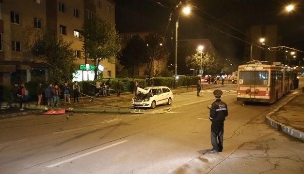 BRAŞOV. Doi stâlpi au fost puşi la pământ de un troleibuz 1 20160420-215514_3.jpg
