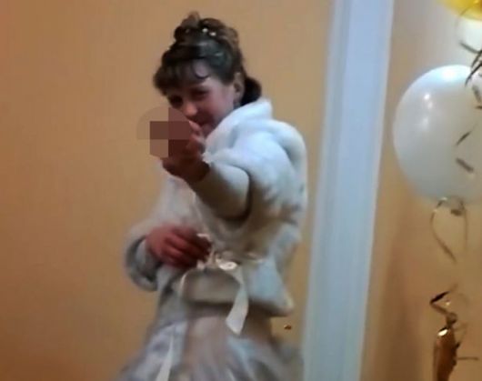 Bride-gives-in-laws-the-finger_209247.jpg