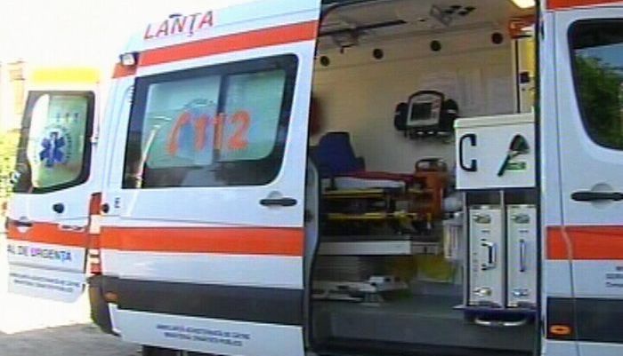Un agent de pază a fost împuşcat de clientul unui ştrand! 1 ambulanta2.jpg