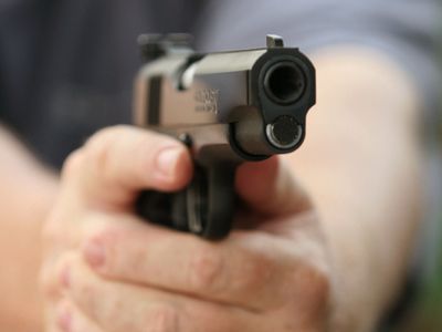 Şef de post găsit împuşcat în piept, în biroul său 1 arma_3.jpg
