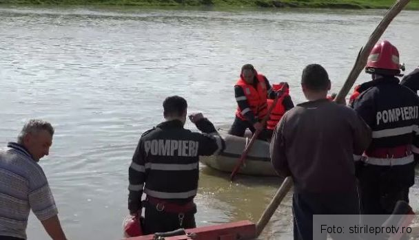 Bătrân căutat de pompieri după ce a căzut cu tractorul în râu 1 batrancautat.jpg