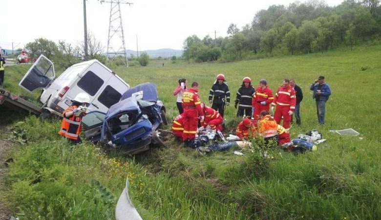 Doi bărbaţi au murit în urma impactului dintre o maşină şi un microbuz 1 bistrita.jpg