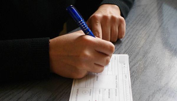 BRAŞOV. A vrut să tragă o „ţeapă” de aproape 140.000 de lei unor furnizori 1 cec.jpg