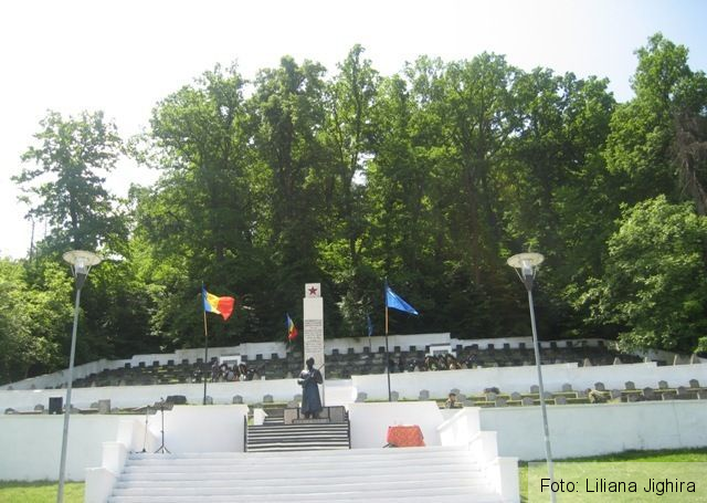 BRAŞOV. Tabără de tineret pentru îngrijirea Cimitirului militarilor români şi sovietici 1 cimitirsprenghi.jpg