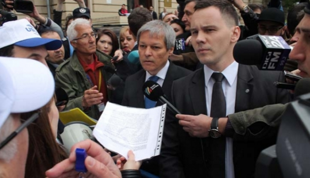 Dacian Cioloș, întâmpinat cu proteste de către profesori la Iași 1 ciolos.png