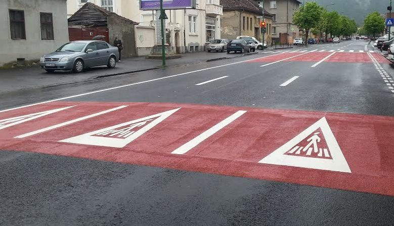 BRAȘOV. A început turnarea primului covor antiderapant de pe strada Lungă 1 covor.jpg