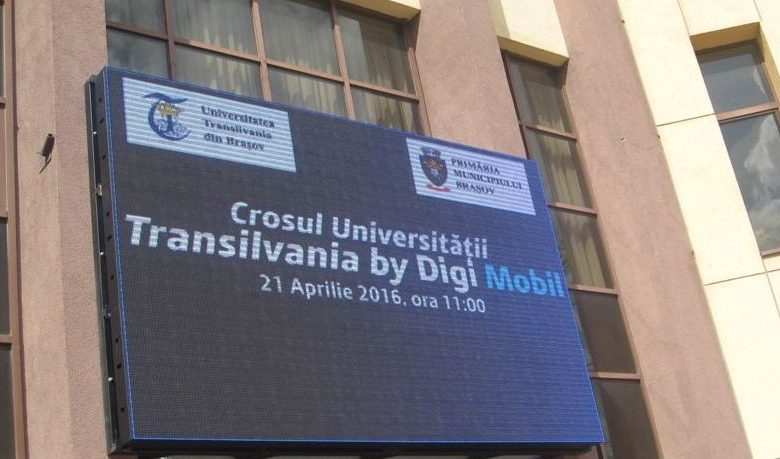 BRAȘOV. Studenții și profesorii aleargă de la Rectorat la Aulă 1 crosuluniv.jpg