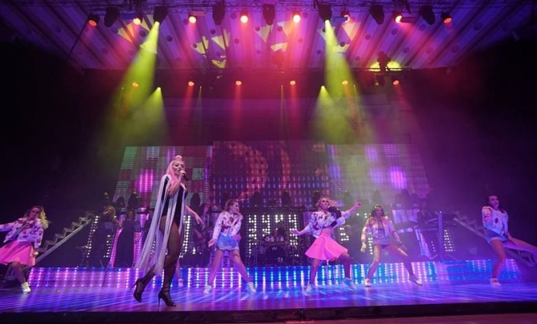 GALERIE FOTO. Delia, momente „FIERBINȚI” la concert!!! 1 delia_5.jpg