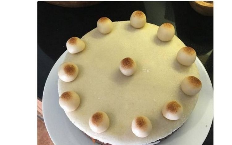 Tortul, Instagram-ul, sexul şi… AI-ul 1 easter-simnel-cake-instagram-boob.jpg