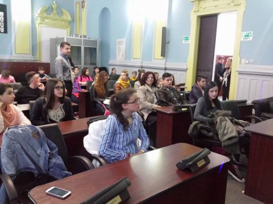 BRAŞOV. Acţiunile privind prevenirea faptelor antisociale în rândul elevilor au continuat 1 elevi prefectura2_210149.jpg