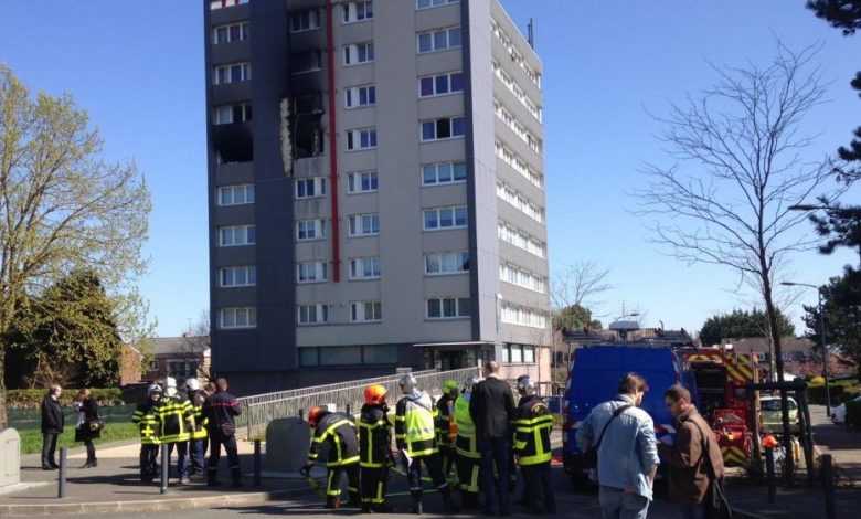 Explozie într-un bloc de opt etaje. Pompierii susţin că ar fi vorba despre o tentativă de suicid 1 explozie_5.jpg