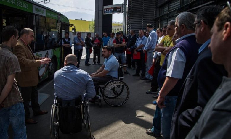 RAT BRAŞOV. Primii şoferi au fost instruiţi cum să ajute persoanele cu dizabilităţi locomotorii 1 instructajsoferirat.jpg