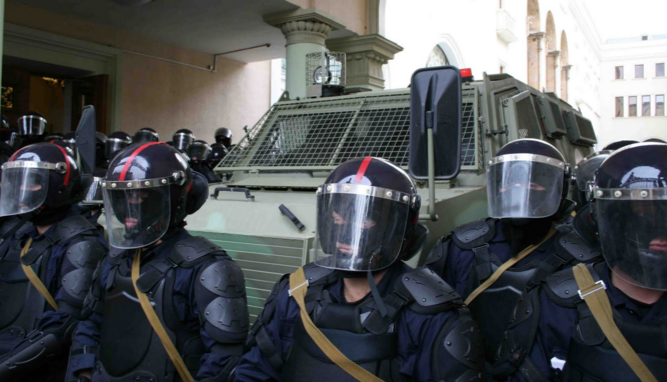 Proteste violente în Macedonia. Clădiri guvernamentale, atacate cu pietre și ouă 1 macedoniapolice.png