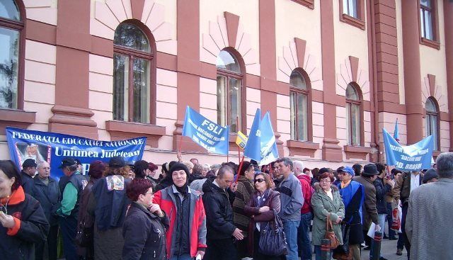 BRAȘOV. Profesorii protestează în școli și la Prefectură. Se pregătește greva generală 1 pichetare.jpg