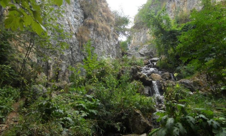 Municipiul Braşov stă bine la capitolul salubrizării cursurilor de apă şi a şanturilor din oraş 1 pietrele-lui-solomon.jpg